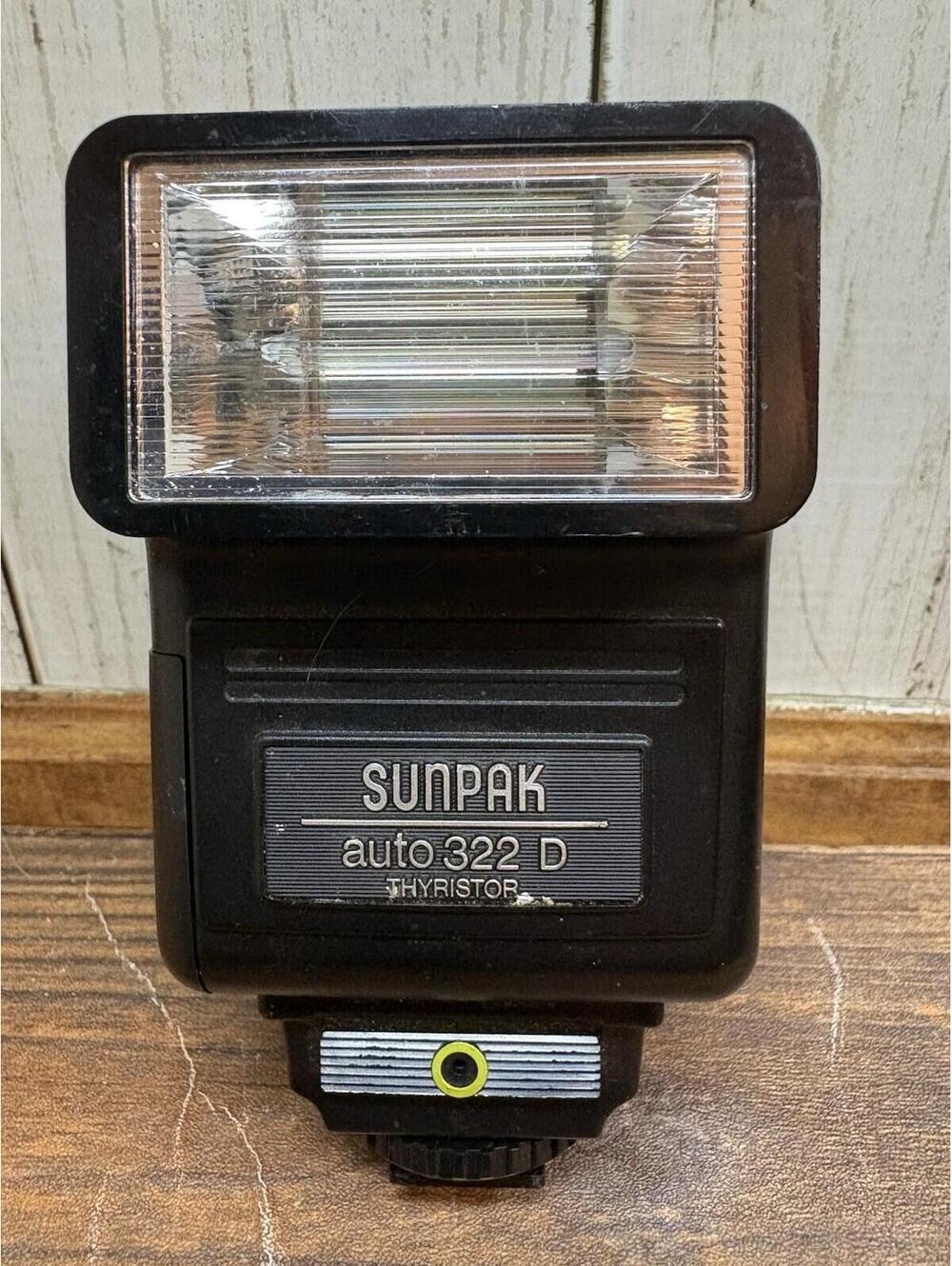 Sunpak Auto 322 D Thyristor Shoe Mount Flash for Nikon FE-EM Turns On PARTS ONLY